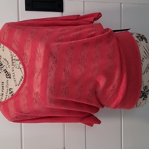 Lightweight Top With Batwing Sleeves - Picture 2 of 11